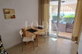 Malinska – apartman u visokom prizemlju u blizini plaže, Malinska-Dubašnica, Appartment