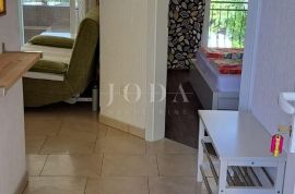 Malinska – apartman u visokom prizemlju u blizini plaže, Malinska-Dubašnica, Apartamento