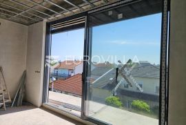 Osijek, Retfala, penthouse 174 m2 sa natkrivenim terasama od 29 m2 i 198 m2, luksuzno opremljen, Osijek, Flat