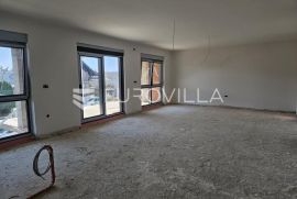 Osijek, Retfala, četverosoban stan na prvom katu 133 m2 sa terasom od 19 m2, Osijek, Apartamento