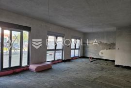 Osijek, Retfala, četverosoban stan 143 m2 u prizemlju sa dvorištem od 116 m2, Osijek, Apartamento