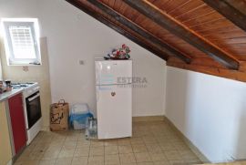 PRODAJA kuća Zadar, 325,32 m2, 2 poslovna prostora, 2 stana, konoba, Zadar, Дом