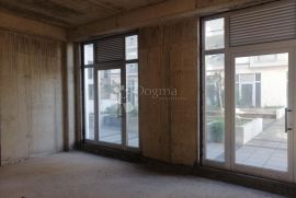 Krnjevo - odličan mali prostor u novijoj gradnji, Rijeka, Propriedade comercial