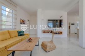 Kaštel Stari, villa s bazenom NKP 350 m2, na prostranom zemljištu površine 1216 m2, Kaštela, Kuća