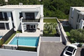 Istra, Umag, moderna dvojna kuća NKP 169 m2 s bazenom u mirnom okruženju, Umag, Maison