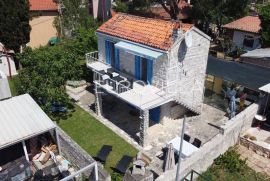 Istra, Umag, prekrasna istarska kuća NKP 95 m2 prvi red do mora s uređenom okućnicom, Umag, Haus