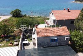 Istra, Umag, prekrasna istarska kuća NKP 95 m2 prvi red do mora s uređenom okućnicom, Umag, Casa