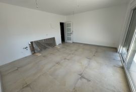 Stan 3S+DB sa vrtom i bazenom, Banjole, Istra, Medulin, Appartment