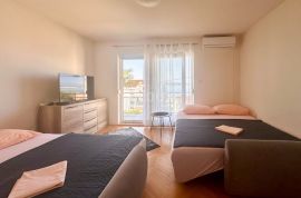 CRIKVENICA - Stan podijeljen u dva apartmana s prekrasnim pogledom na more. GARAŽA!, Crikvenica, Appartement