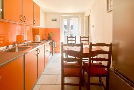 CRIKVENICA - Stan podijeljen u dva apartmana s prekrasnim pogledom na more. GARAŽA!, Crikvenica, Flat