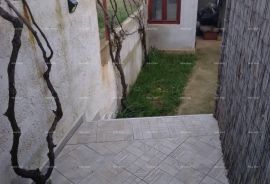 Stan Dva stana sa velikim dvorištem + studio apartman. . Blizina Škatara., Pula, Appartment