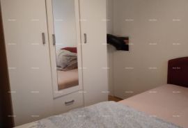 Stan Dva stana sa velikim dvorištem + studio apartman. . Blizina Škatara., Pula, شقة