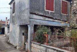 Kuća Prodaje se kuća za renovaciju, 3 km od Svetvinčenta, Svetvinčenat, Σπίτι