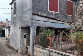 Kuća Prodaje se kuća za renovaciju, 3 km od Svetvinčenta, Svetvinčenat, Famiglia