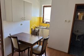 TRI STANA CENTAR GRADA DUGOROČNO IZNAJMLJIVANJE, Gospić, Appartement