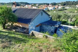 Kuća sa jako velikom okućnicom u Palitu, Rab, بيت