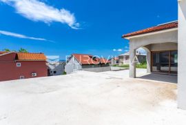 Solin, Kučine, villa s bazenom na mirnoj lokaciji NKP 310 m2, Solin - Okolica, Σπίτι