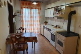 KASTAV - Samostojeća kuća s dva stana, uređenom okućnicom i garažom, Kastav, Ev