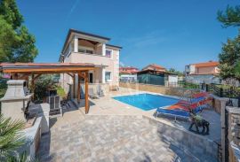 Valbandon objekt sa 4 stana,240m2,bazen,300m plaža, Fažana, House