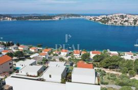 Vila sa bazenom P+1 70m od mora, Rogoznica, Σπίτι