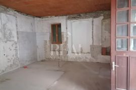 Banderovo, kuća P+1 sa dvije odvojene jedinice, Rijeka, House