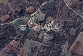 Istra, Marčana - građevinsko zemljište 1075 m2 s dva pristupna puta, Marčana, Земля