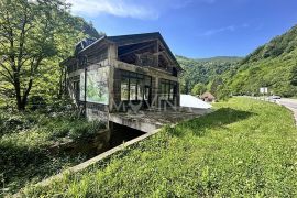 Građevinsko zemljište sa dva objekta 2500m2, Lašva, Zenica, Terreno