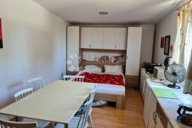 VIŠENAMJENSKI STAMBENO–POSLOVNI OBJEKT SA VELIKIM DVORIŠTEM, 8.159 M2, Vodnjan, Commercial property