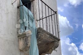 ŽMINJ – započeta rekonstrukcija kamene zgrade s dvorištem, Žminj, Σπίτι