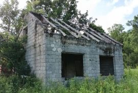 KUĆAU U OBNOVI NA PREDIVNOJ LOKACIJI S POGLEDOM NA VELEBIT, Gospić - Okolica, Дом