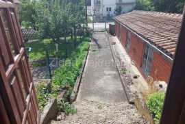 Mladenovac selo, porodična kuća sa poslovnim prostorom i garažom, Mladenovac, Casa