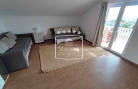 Posedarje - vila s 2 apartmana s bazenom i okućnicom! 430000€, Posedarje, Haus