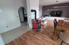 Posedarje - vila s 2 apartmana s bazenom i okućnicom! 430000€, Posedarje, Casa