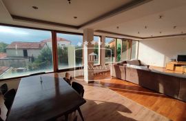 Petrići - kuća sa 3 etažirana stana odlična lokacija! 549000€, Zadar, Famiglia