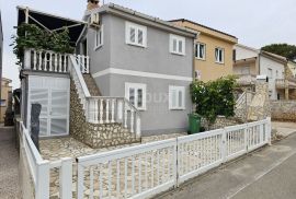 ZADAR, VIR - Jedinstvena prilika! Elegantna kuća s dva apartmana samo 70 metara od plaže!, Vir, Famiglia