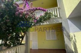 Apartmanska kuća sa 3 apartmana od 150 m2, Privlaka Zadar, Privlaka, Famiglia