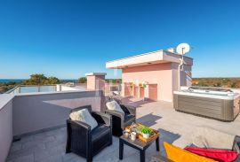 Fažana - Peroj moderna villa, krovna terasa, pogled na more,500m plaža, Vodnjan, Maison