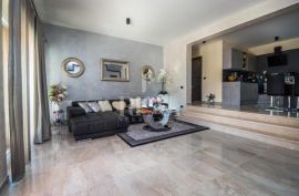 Divšići ,villa 300m2, bazen 65m2 na tri nivoa ,ljetna kuhinja,5 spavaćih soba, Marčana, Σπίτι