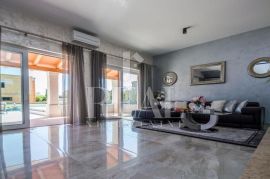 Divšići ,villa 300m2, bazen 65m2 na tri nivoa ,ljetna kuhinja,5 spavaćih soba, Marčana, Maison