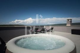 Eksluzivna moderna villa ,panoramski pogled ,krovna terasa sa jacuzzijem, Marčana, Ev