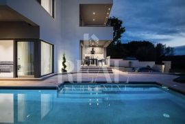 Eksluzivna moderna villa ,panoramski pogled ,krovna terasa sa jacuzzijem, Marčana, Maison
