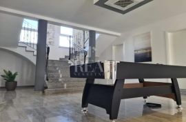 Kaštelir-prostrana kuća od 450 m2 S+P+1, bazen, 5 spavačih soba+odvojeni apartman, Kaštelir-Labinci, Maison