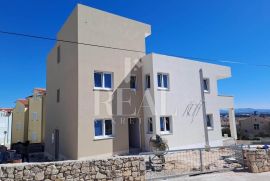 Vodice stan 2S+DB 64m2 + krovna terasa 30,20m2 i ljetna kuhinja 16,10m2, Vodice, Apartamento