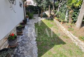 Na atraktivnoj lokaciji Kuća 235 m2 ,okućnica,garaža,pogled na more, Kostrena, House