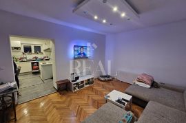 Samostojeća kuća Kozala 200 m2,dva stana,okućnica, Rijeka, House