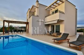 Predivna Villa s bazenom u Brodarici - Šibenik, 225 m2, s pogledom na more, Šibenik - Okolica, Kuća
