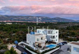 Predivna Villa s bazenom u Brodarici - Šibenik, 225 m2, s pogledom na more, Šibenik - Okolica, Дом