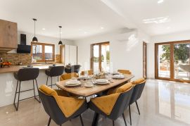 Istra,kuća  171m2,moderno opremljena,ljetna kuhinja!, Marčana, Maison