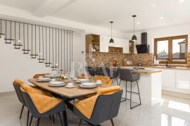 Istra,kuća  171m2,moderno opremljena,ljetna kuhinja!, Marčana, Σπίτι