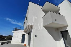 Šibenik vila sa bazenom P+1 plus krovna terasa, Šibenik, Дом